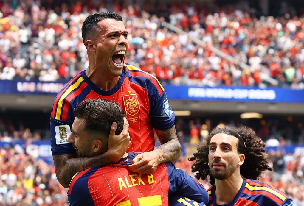 Pedro Porro ăn mừng bàn thắng cùng Alex Baena và Marc Cucurella trong trận Tây Ban Nha – Áo ở vòng 1/16 World Cup 2026 trên sân SoFi, Los Angeles, Mỹ ngày 2/7/2026. Ảnh: Reuters