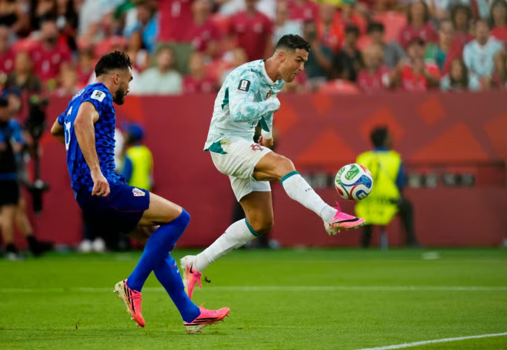 Cristiano Ronaldo tâng bóng vào lưới nhưng không được công nhận, trong trận Bồ Đào Nha thắng Croatia 2-1 ở vòng 1/16 World Cup 2026 tại BMO Field, Toronto, Canada ngày 2/7/2026. Ảnh: Reuters