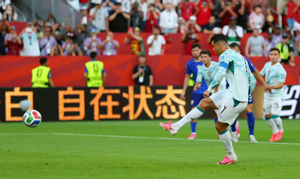 Cristiano Ronaldo ghi bàn phạt đền. Ảnh: Reuters