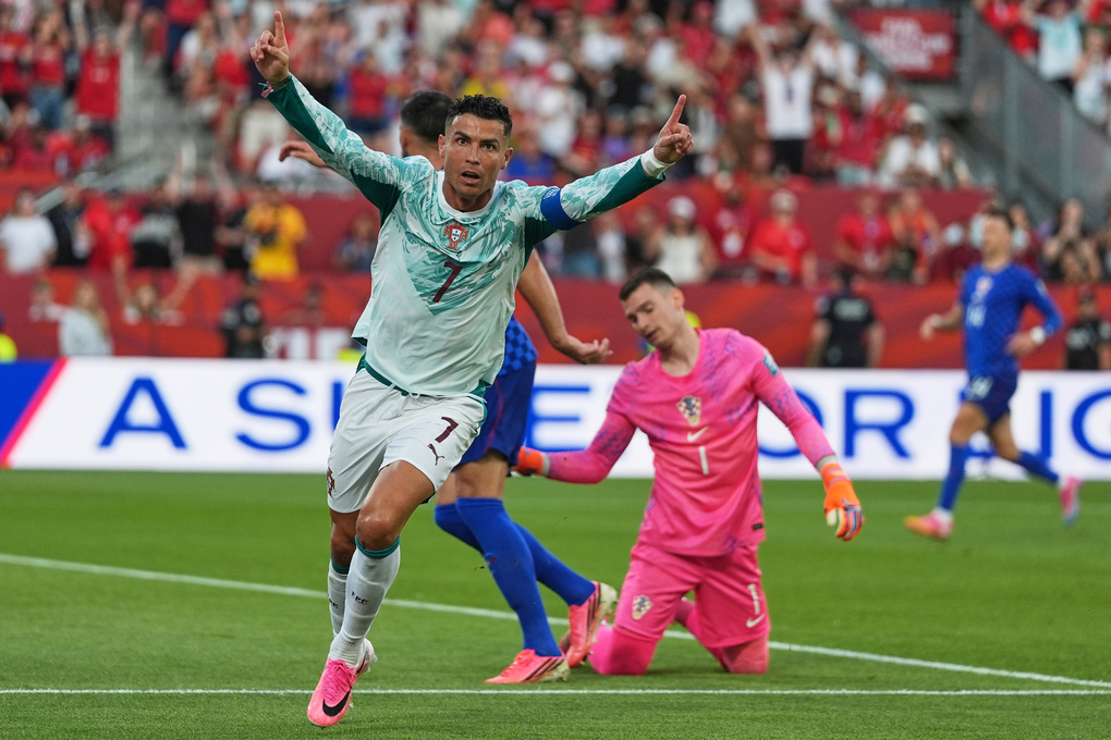 Cristiano Ronaldo mừng bàn gỡ hòa cho Bồ Đào Nha trong trận gặp Croatia ở vòng 1/16 World Cup 2026 tại Toronto, ngày 2/7. Ảnh: AP