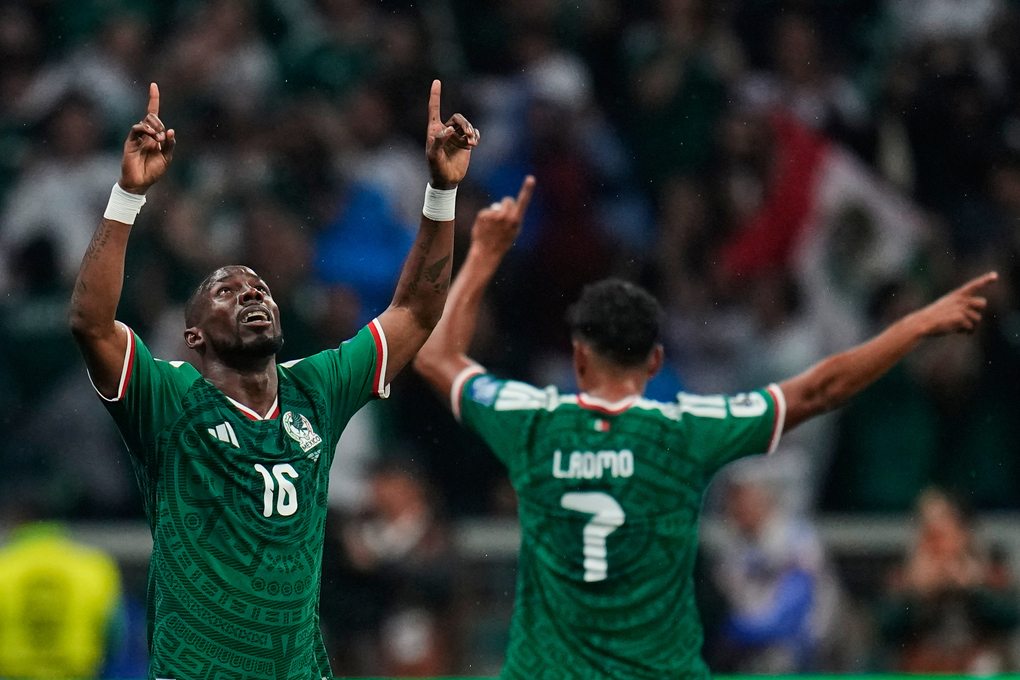 Julian Quinones (trái) ăn mừng cùng Luis Romo sau khi ghi bàn mở tỷ số cho Mexico trước Ecuador ở vòng 1/16 World Cup 2026 tại Mexico City. Ảnh: AP