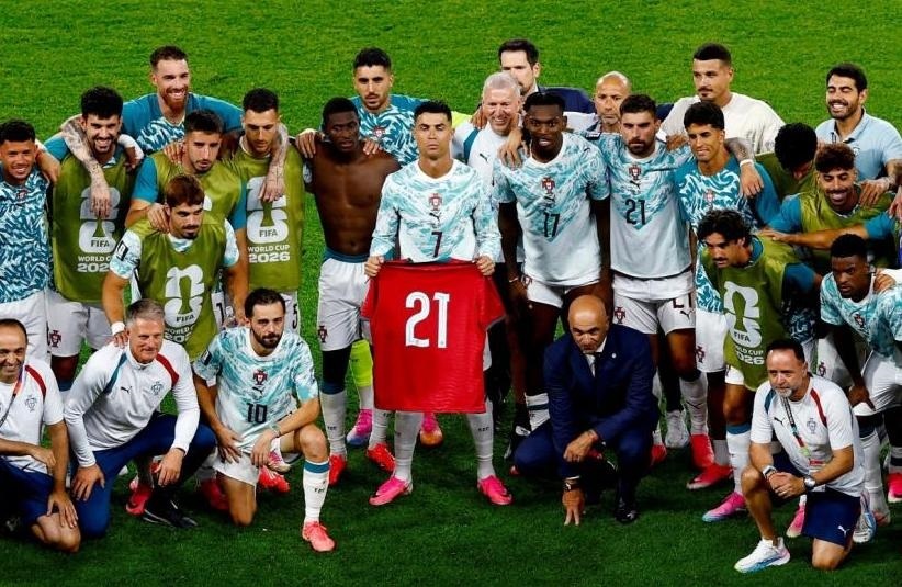 Cristiano Ronaldo cùng Bernardo Silva và các đồng đội tưởng nhớ cựu cầu thủ Bồ Đào Nha Diogo Jota sau trận đấu. Ảnh: Kevin Sousa/Reuters