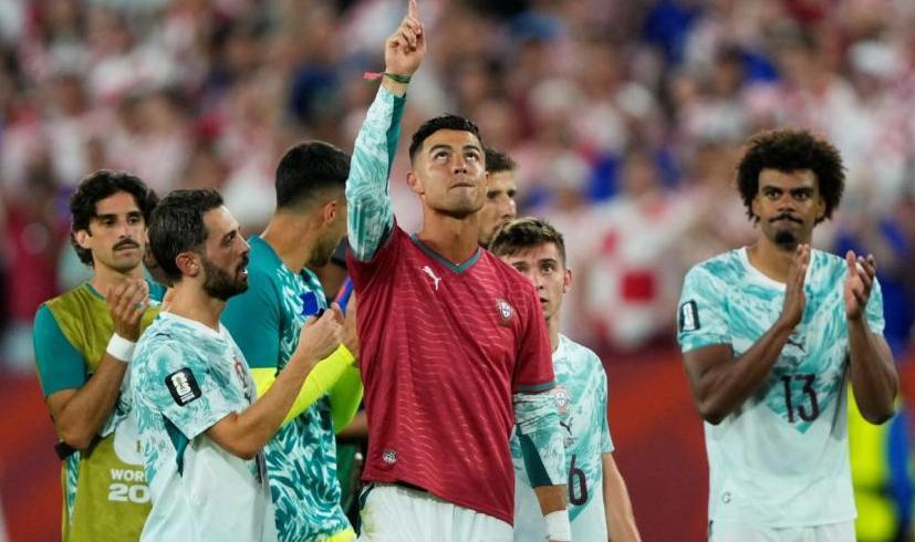 Cristiano Ronaldo mặc chiếc áo của cựu cầu thủ Diogo Jota, khi Bồ Đào Nha giành quyền vào vòng 16 đội World Cup. Ảnh: Kevin Sousa/Reuters