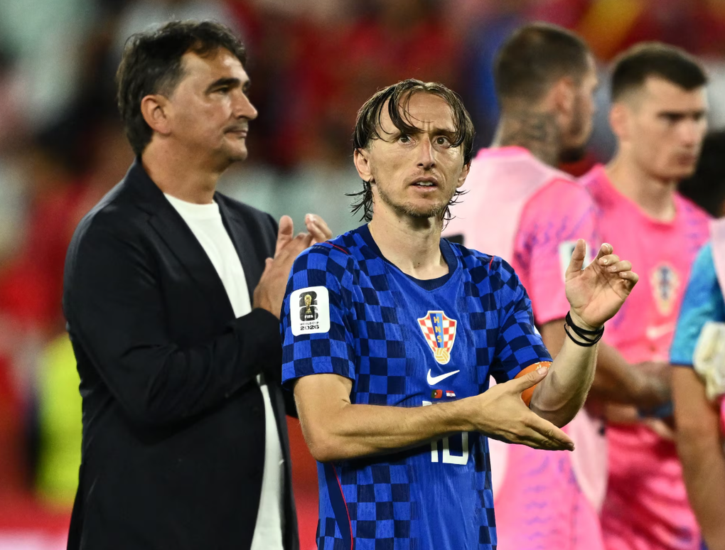 HLV Zlatko Dalic (trái) và Luka Modric (áo xanh) thất vọng sau trận Croatia thua Bồ Đào Nha 1-2 ở vòng 1/16 World Cup 2026 trên sân BMO ở Canada ngày 2/7/2026. Ảnh: Reuters