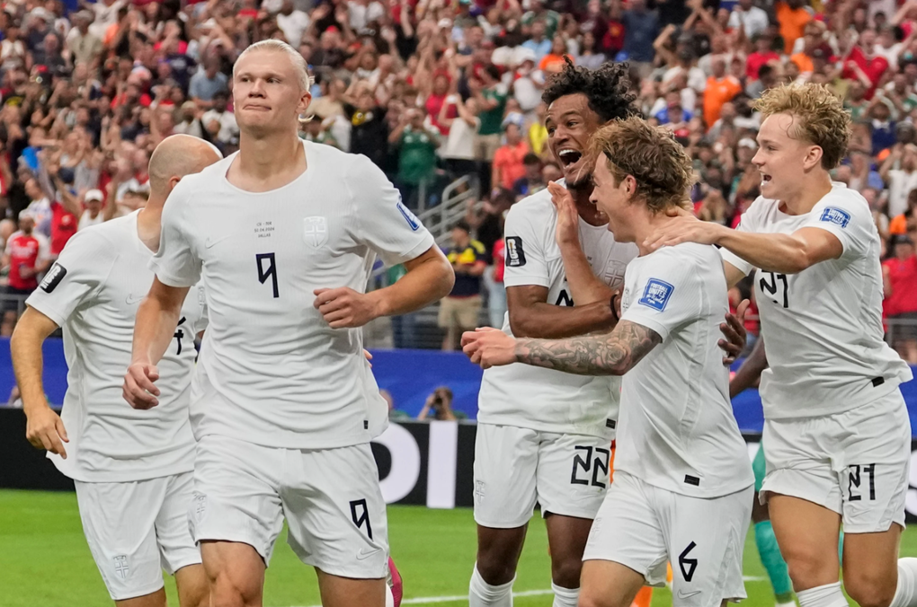 Erling Haaland (số 9) mừng bàn ấn định tỷ số trong trận Na Uy thắng Bờ Biển Ngà 2-1 ở vòng 1/16 World Cup 2026 trên sân Dallas tại Mỹ, ngày 30/6/2026. Ảnh: AP