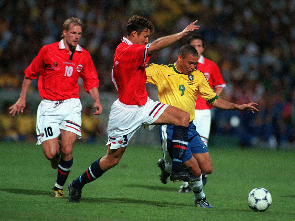 Na Uy (áo đỏ) trong trận thắng Brazil của Ronaldo Nazario (áo vàng) ở vòng bảng World Cup 1998 tại Velodrome, Marseille, Pháp ngày 23/6/1998. Ảnh: Action Images