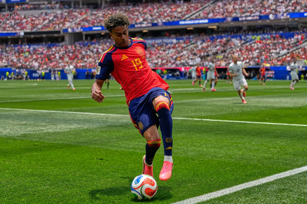 Lamine Yamal đi bóng trong trận Tây Ban Nha thắng Áo 3-0 ở vòng 1/16 World Cup 2026 trên sân SoFi, Los Angeles, Mỹ ngày 2/7/2026. Ảnh: AP