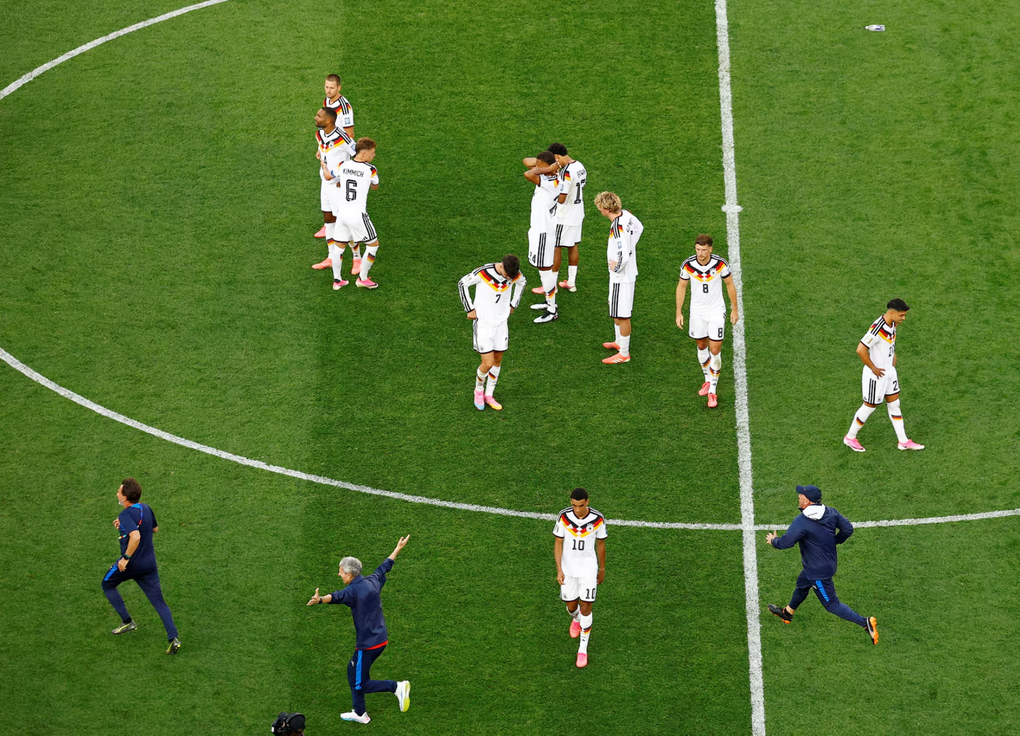 Các cầu thủ Đức sau khi bị loại khỏi vòng 1/16 World Cup 2026 trên loạt sút luân lưu trước Paraguay, ở sân Gillette, Foxborough, Mỹ ngày 29/6/2026. Ảnh: Reuters