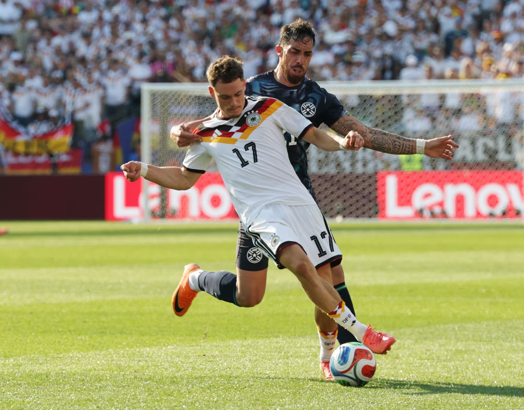 Florian Wirtz tranh chấp với Gabriel Avalos trong trận Đức – Paraguay ở sân Gillette, Foxborough, Mỹ ngày 29/6/2026. Ảnh: Reuters