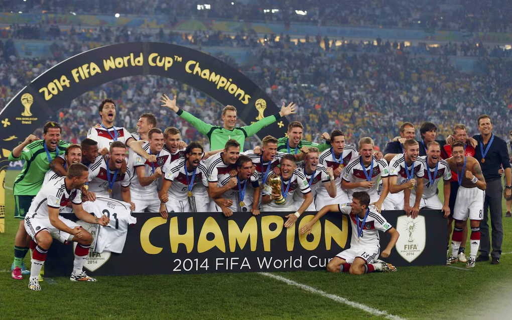 Các cầu thủ Đức ăn mừng chức vô địch thế giới sau trận chung kết World Cup 2014 Đức – Argentina trên sân Maracana, Rio de Janeiro, Brazil ngày 13/7/2014. Ảnh: Reuters