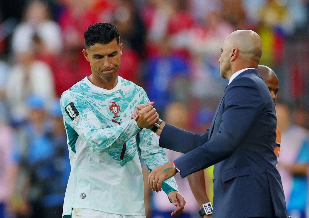 Ronaldo bắt tay HLV Martinez, sau khi bị thay ra trong trận Bồ Đào Nha gặp Croatia ở vòng 1/16 World Cup 2026 tại Toronto, Canada ngày 2/7. Ảnh: Reuters