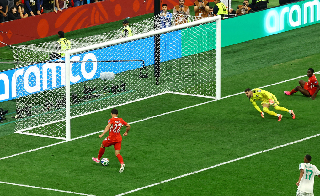 Fabian Rieder bỏ lỡ cơ hội ghi bàn cho Thụy Sĩ trong trận thắng Algeria 2-0 ở vòng 1/16 World Cup 2026 trên sân BC Place, Vancouver, Canada. Ảnh: AP