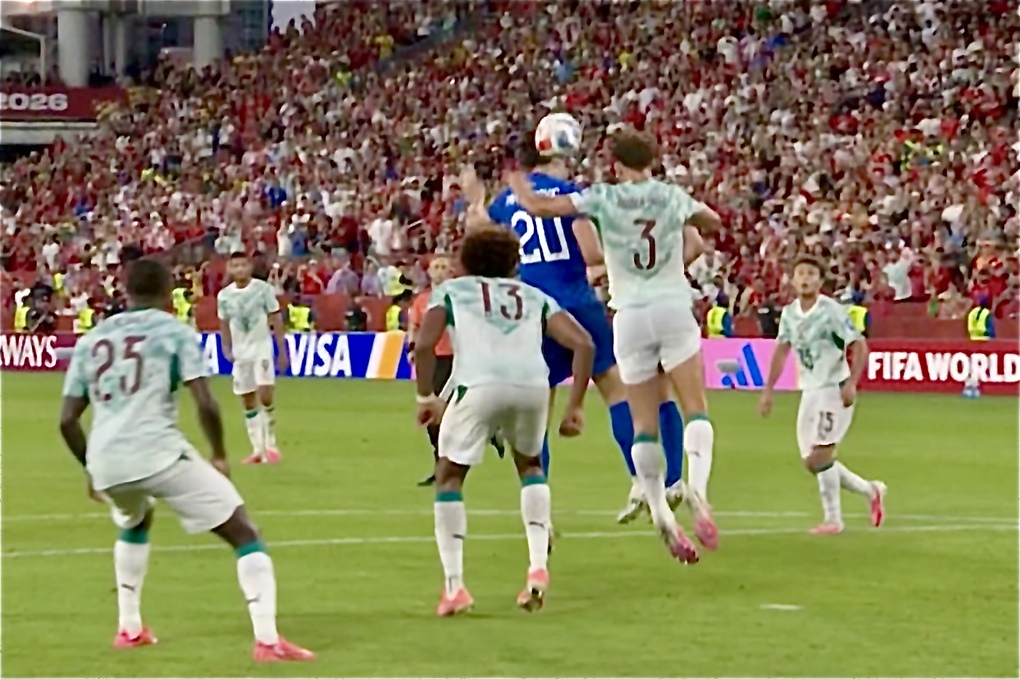 Cầu thủ Croatia Igor Matanovic (áo xanh) chạm bóng ở tình huống Croatia gỡ hòa 2-2, nhưng bị hủy vì việt vị, trong trận Croatia thua Bồ Đào Nha 1-2 ở vòng 1/16 World Cup 2026, trên sân BMO Field ở Canada ngày 2/7/2026. Ảnh: Chụp màn hình