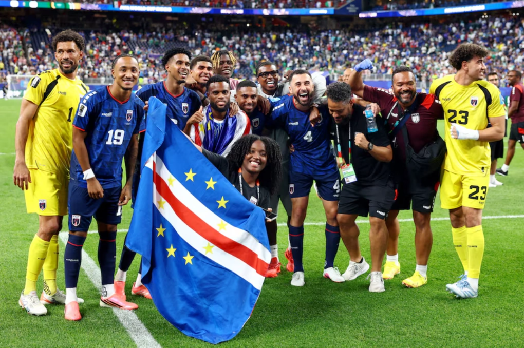 Các cầu thủ và thành viên ban huấn luyện Cape Verde ăn mừng sau trận hòa Arab Saudi trên sân Houston, bang Texas, Mỹ ngày 26/6/2026, kết quả giúp họ giành quyền vào vòng đấu loại trực tiếp World Cup. Ảnh: Reuters