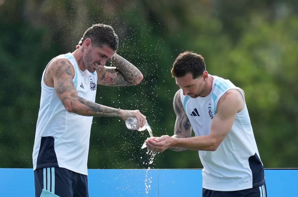 Messi (phải) và Rodrigo De Paul làm mát trong buổi tập của Argentina trước khi đấu Cape Verde. Ảnh: AP