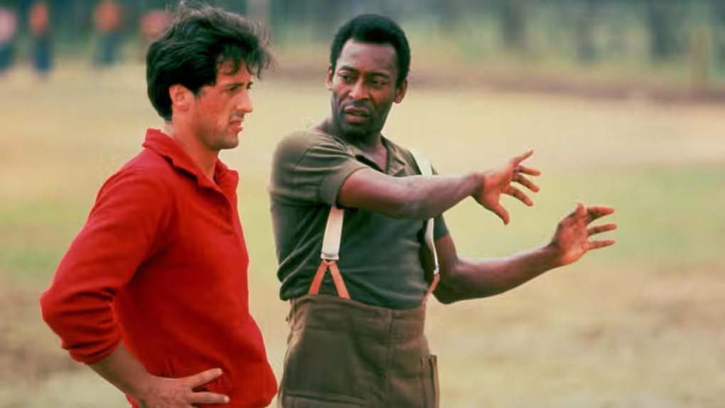Pelé (phải) và tài tử Sylvester Stallone trong phim Escape to Victory (1981). Ảnh: Paramount Pictures