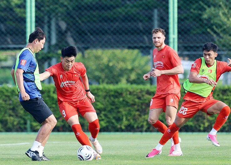 HLV Kim Sang Sik tham gia tập luyện cùng học trò.