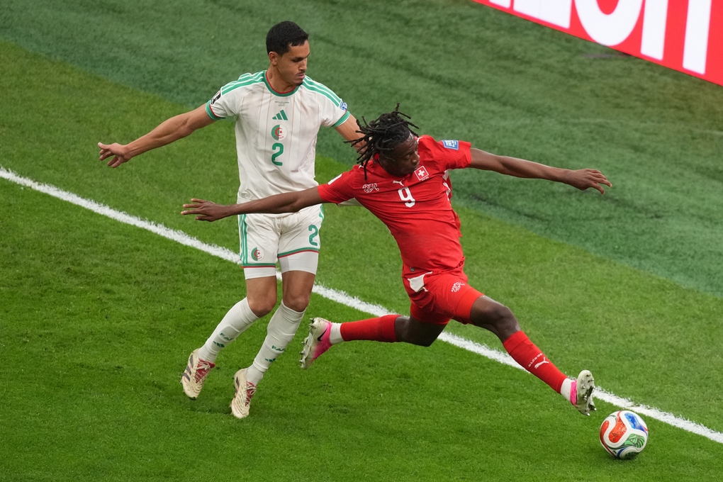Tiền đạo Thụy Sĩ Johan Manzambi (9) vượt qua Aissa Mandi (2) để kiến tạo cho Breel Embolo ghi bàn ở phút thứ 10 trận Thụy Sĩ gặp Algeria ở vòng 1/16 World Cup 2026, trên sân Vancouver, Canada, ngày 2/7/2026. Ảnh: AP