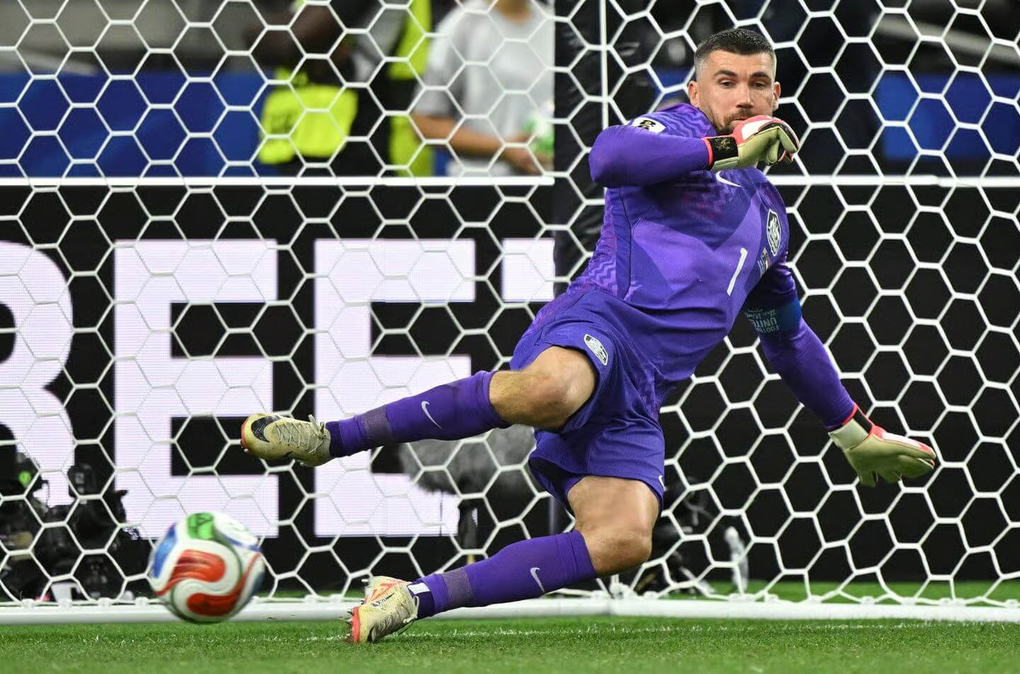 Thủ thành thay người ở phút 119 Matthew Ryan đổ người trong quả luân lưu Panenka của Mohamed Salah trong trận Australia – Ai Cập ở vòng 1/16 World Cup 2026 trên sân AT&T, Dallas, Texas, Mỹ ngày 3/7/2026. Ảnh: Reuters