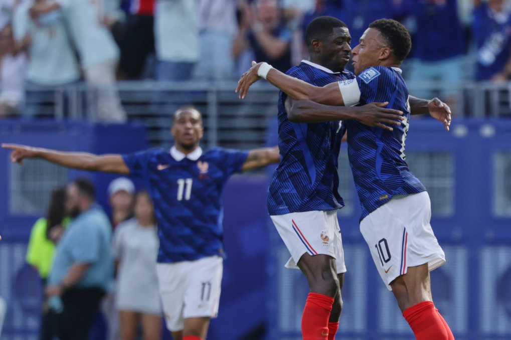 Kylian Mbappe (phải) mừng bàn cùng Ousmane Dembele, với phía sau là Michael Olise, trong trận Pháp thắng Thụy Điển 3-0 ở vòng 1/16 World Cup 2026 trên sân MetLife, East Rutherford, New Jersey, Mỹ ngày 30/6/2026. Ảnh: AP