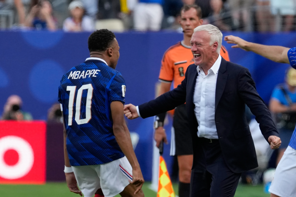 Kylian Mbappe mừng bàn cùng HLV Didier Deschamps trong trận thắng Thụy Điển. Ảnh: AP