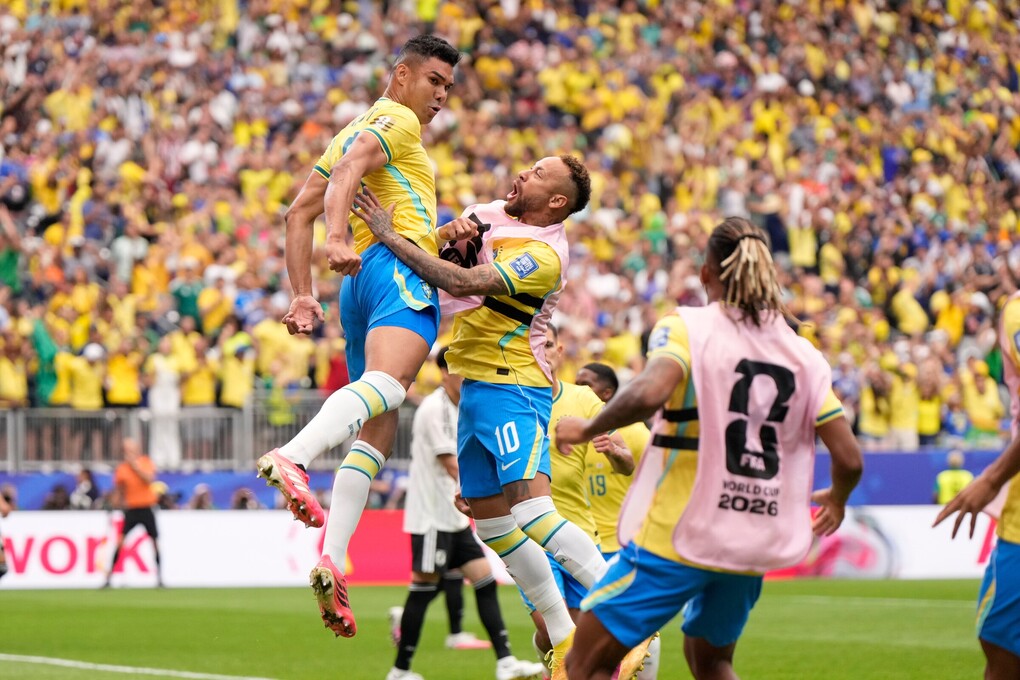 Casemiro (5), bên trái, ăn mừng sau khi ghi bàn gỡ 1-1 cho Brazil trong trận thắng Nhật Bản 2-1 ở vòng 1/16 World Cup 2026 trên sân Houston, Mỹ ngày 29/6. Ảnh: AP