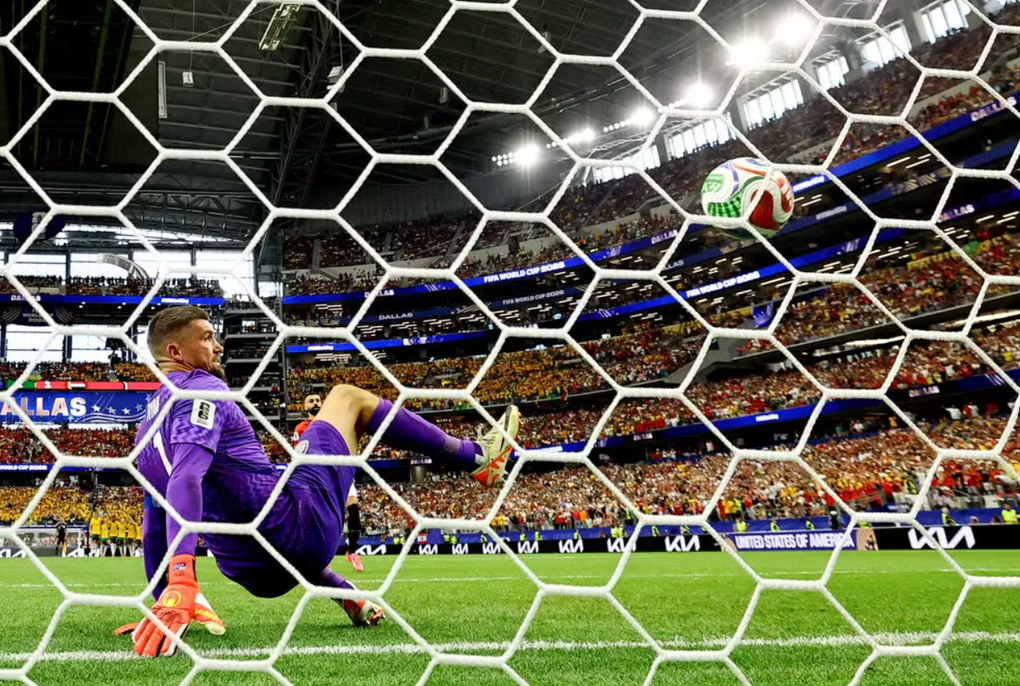 Salah đá panenka hạ Ryan. Ảnh: Reuters