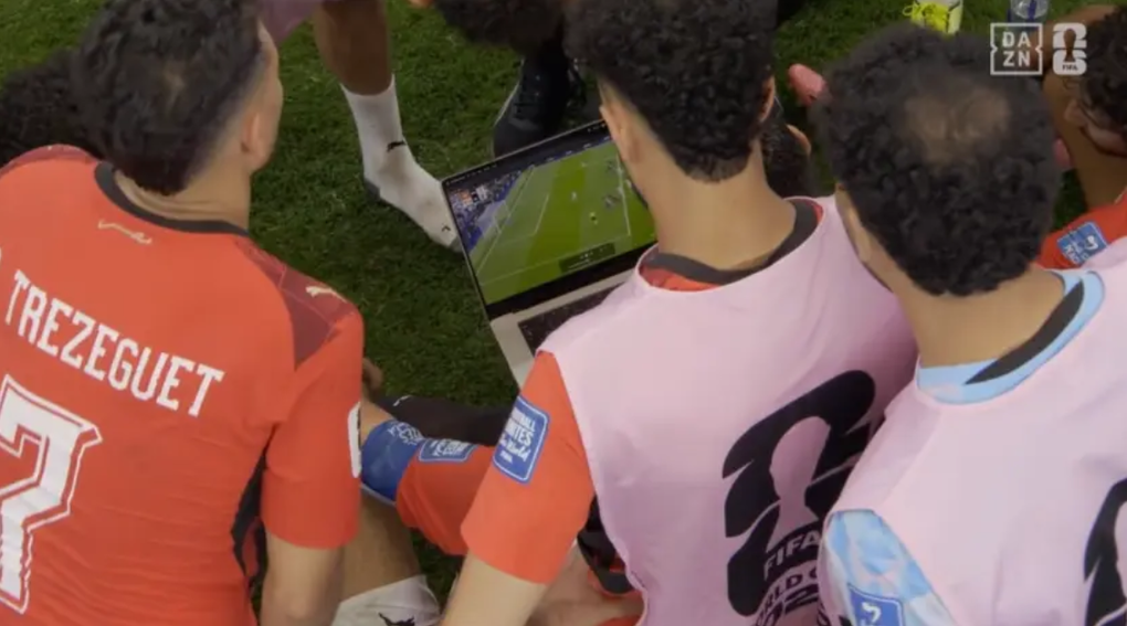 Các cầu thủ Ai Cập nghiên cứu cú đá phạt đền của Mbappe. Ảnh: chụp màn hình