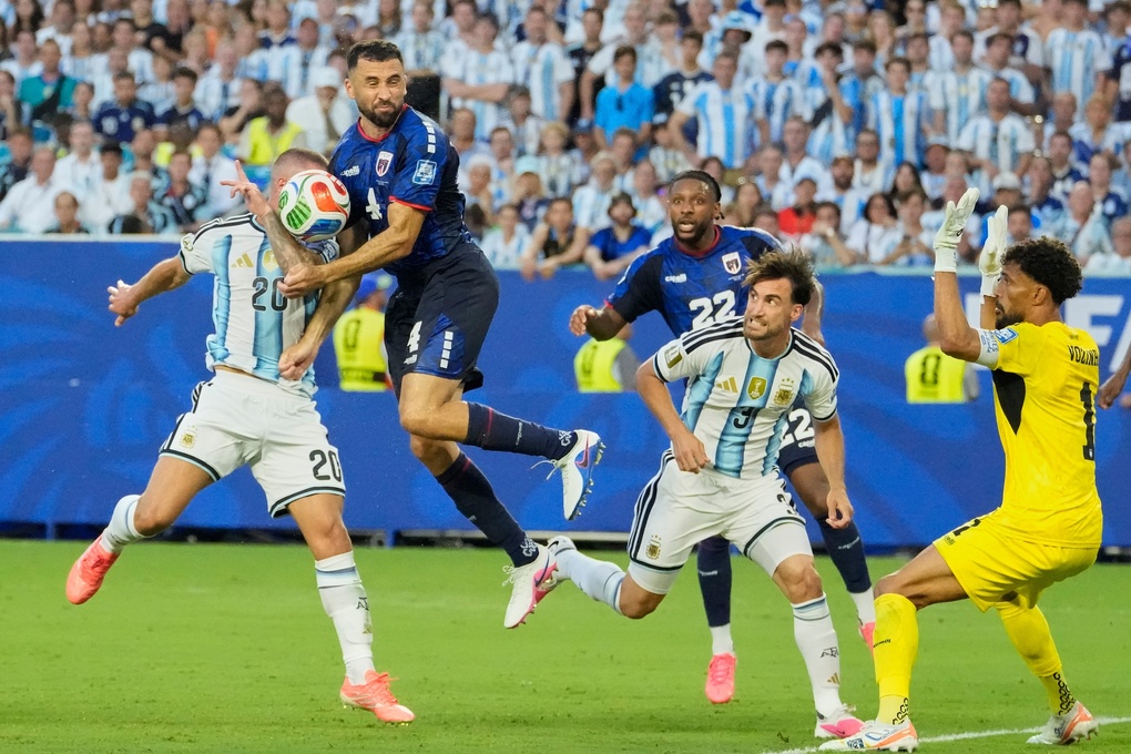 Alexis Mac Allister (trái) tranh chấp với Pico Lopes trong trận Argentina gặp Cape Verde ở vòng 1/16 World Cup 2026 trên sân Hard Rock, thành phố Miami Gardens, bang Florida ngày 3/7/2026. Ảnh: AP