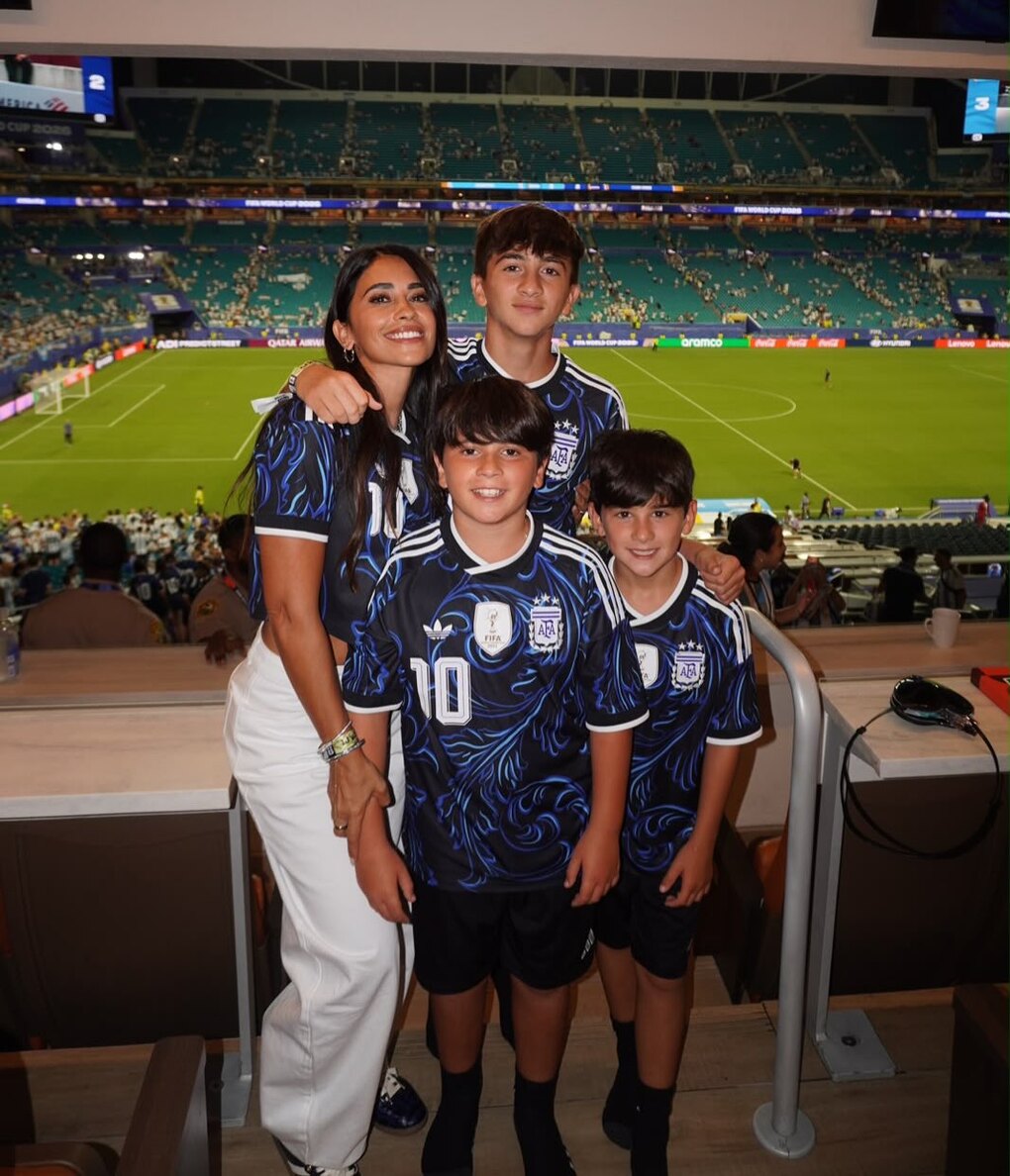 Antonella và ba con cổ vũ trận Argentina - Cape Verde. Ảnh: Instagram/Antonella Roccuzzo