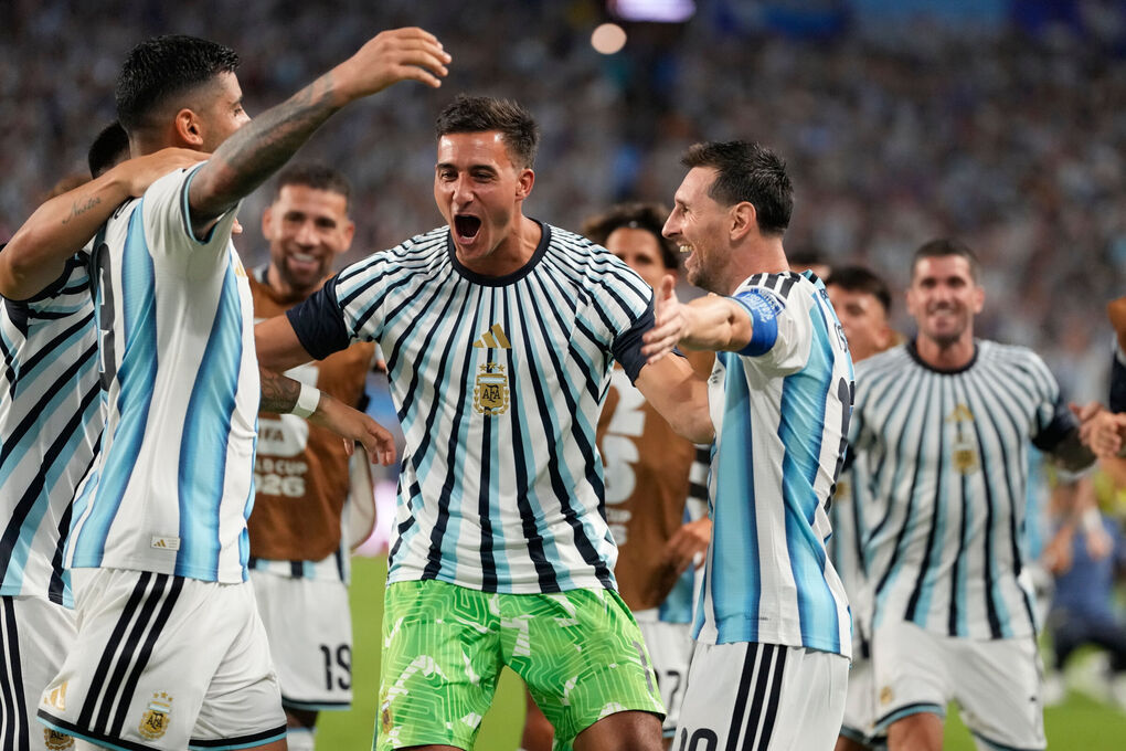 Lionel Messi (phải) cùng Cristian Romero và đồng đội mừng sau pha phản lưới của Diney Borges trong trận Argentina thắng Cape Verde 3-2 ở vòng 1/16 World Cup 2026 trên sân Hard Rock, Miami Gardens, bang Florida, Mỹ ngày 3/7/2026. Ảnh: AP