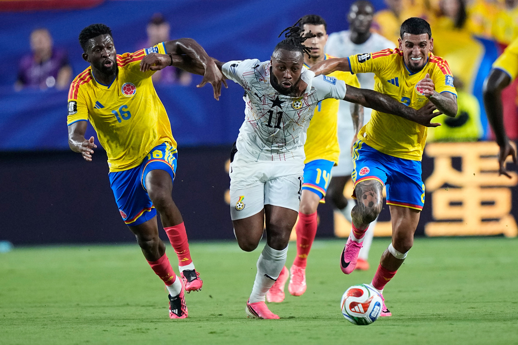 Antoine Semenyo (trái) tranh bóng với Jefferson Lerma (giữa) và Daniel Munoz trong trận Ghana thua Colombia 0-1 ở vòng 1/16 World Cup 2026 trên sân Arrowhead, Kansas City, bang Missouri, Mỹ ngày 3/7/2026. Ảnh: AP