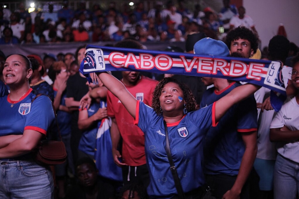 Người hâm mộ theo dõi trận đấu giữa Cape Verde với Arab Saudi tại Praia ngày 26/6. Ảnh: AFP