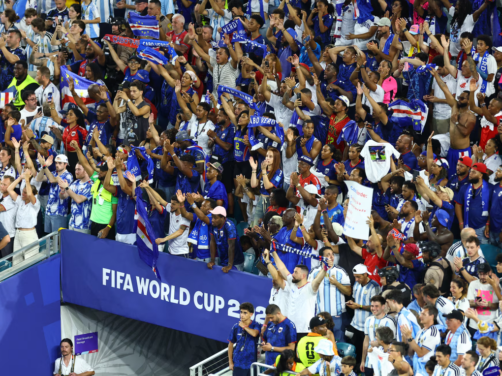 CĐV Cape Verde chiếm số ít trên sân Hard Rock, Miami, Mỹ ngày 3/7/2026 trong trận Argentina – Cape Verde ở vòng 1/16 World Cup 2026. Ảnh: Reuters