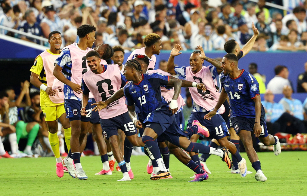 Sidny Lopes Cabral (số 13) ăn mừng cùng các đồng đội sau bàn thắng gỡ hòa 2-2 trong trận Argentina – Cape Verde ở vòng 1/16 World Cup 2026 trên sân Hard Rock, Miami, Mỹ ngày 3/7/2026. Ảnh: Reuters