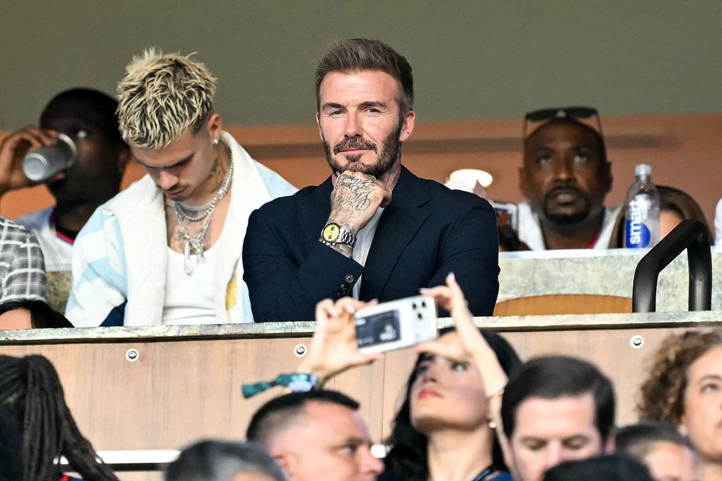 David Beckham theo dõi trận Argentina gặp Cape Verde trên khán đài sân Hard Rock (Mỹ). Ảnh: AFP