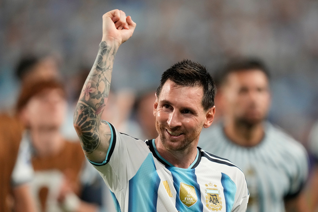 Lionel Messi mừng sau trận Argentina thắng Cape Verde 3-2 ở vòng 1/16 World Cup 2026. Ảnh: AP