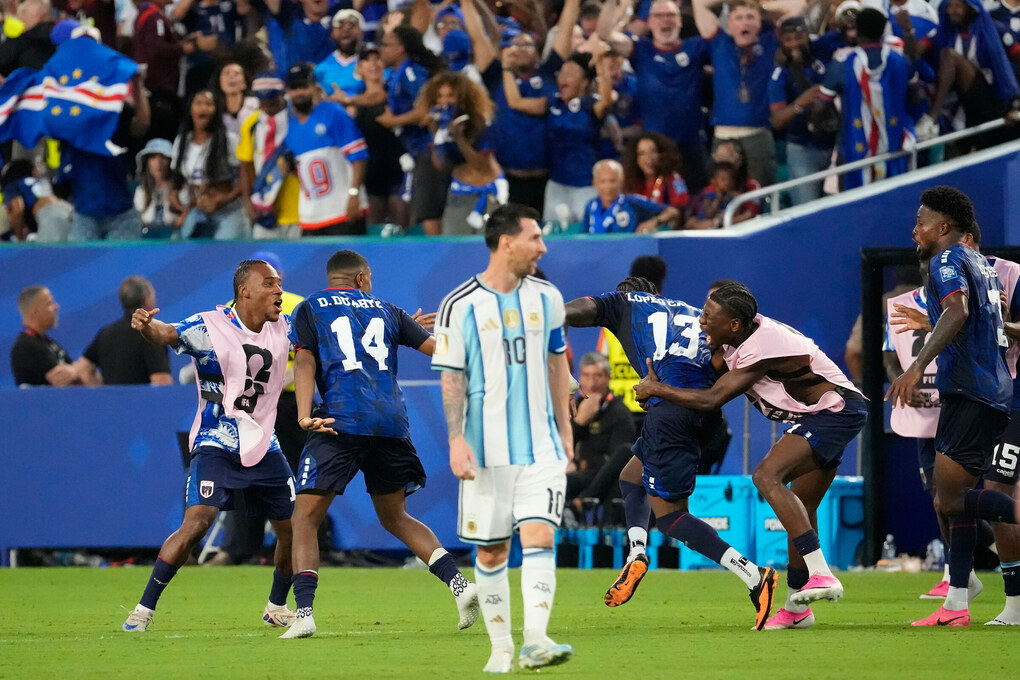 Sidny Lopes Cabral (13) ăn mừng cùng các đồng đội sau khi ghi bàn gỡ hòa 2-2 cho Cape Verde, trong khi Lionel Messi (10) đứng nhìn, ở trận vòng 1/16 World Cup 2026 giữa Argentina và Cape Verde trên sân Hard Rock, Miami Gardens, bang Florida, ngày 3/7. Ảnh: AP