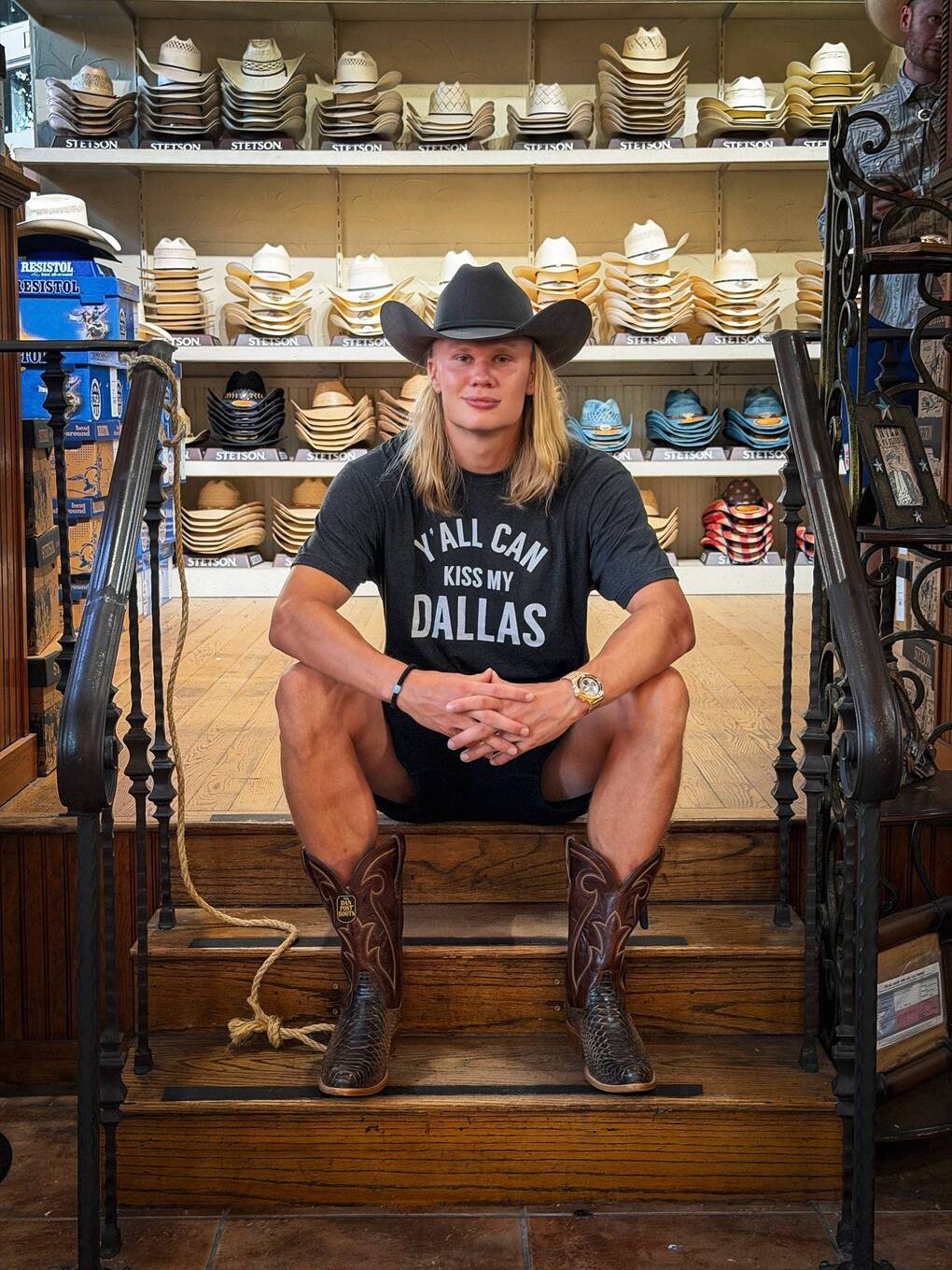 Haaland đội mũ cao bồi và mặc áo phông đặc trưng thành phố Dallas, Mỹ hôm 1/7. Ảnh: X