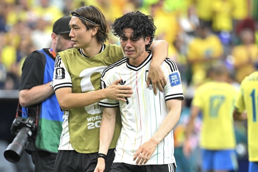 Tiền vệ Nhật Bản Ao Tanaka (áo trắng) khóc sau khi thua Brazil 1-2 ở vòng 1/16 World Cup 2026 trên sân Houston ở Mỹ ngày 29/6/2026. Ảnh: JMPA