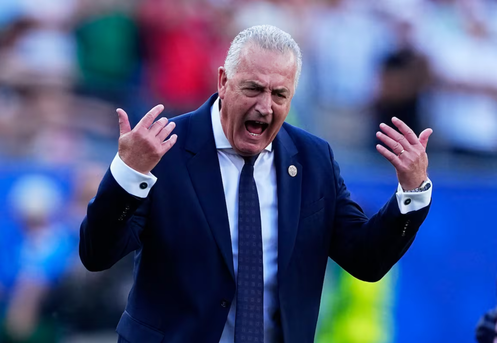 HLV Gustavo Alfaro ở khu kỹ thuật trong trận Đức – Paraguay ở vòng 1/16 World Cup 2026 trên sân Boston, Foxborough, Massachusetts, Mỹ ngày 29/6/2026. Ảnh: AP