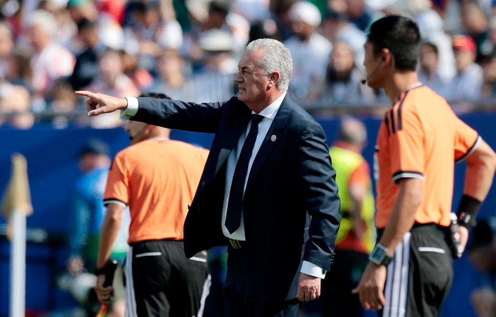 HLV Gustavo Alfaro ở khu kỹ thuật trong trận Đức – Paraguay ở vòng 1/16 World Cup 2026 trên sân Boston, Foxborough, Massachusetts, Mỹ ngày 29/6/2026. Ảnh:Reuters