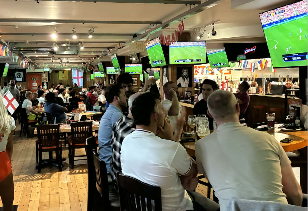 Người dân xem bóng đá trong quán pub ở Nottingham, Anh, tháng 6/2026. Ảnh: Ngọc Ngân