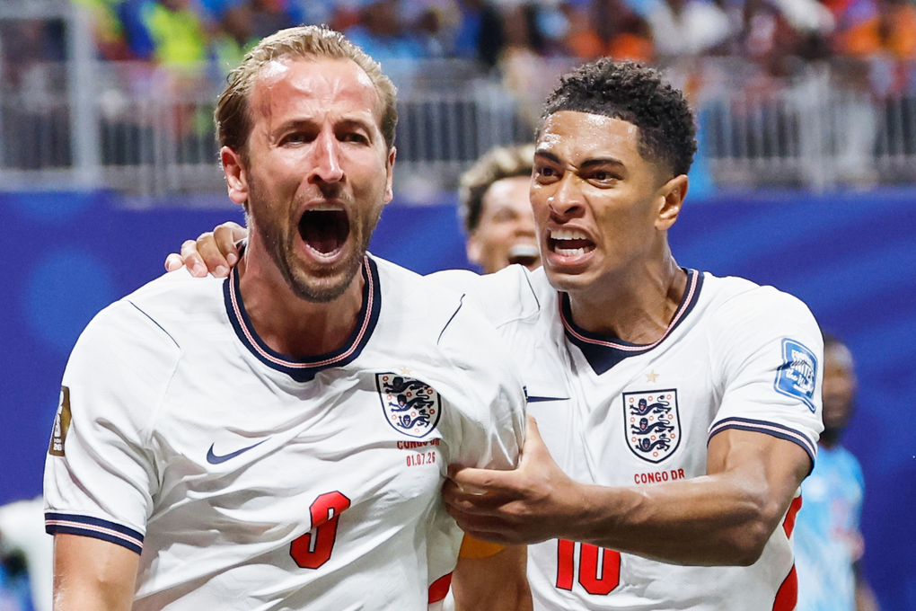 Harry Kane (trái) mừng bàn gỡ hòa cùng Jude Bellingham trong trận Anh thắng ngược CHDC Congo 2-1 ở vòng 1/16 World Cup trên sân Atlanta ngày 1/7. Ảnh: AP