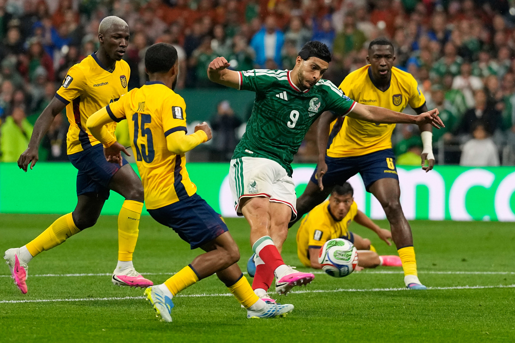 Raul Jimenez (giữa) ghi bàn thứ hai cho Mexico trước sự truy cản của Pedro Vite (thứ hai từ trái sang) bên phía Ecuador trong trận vòng 1/16 World Cup 2026 tại Mexico City. Ảnh: AP