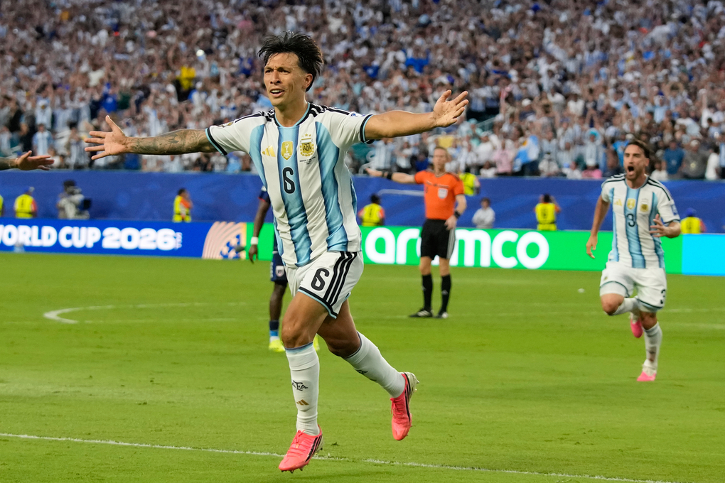 Hậu vệ Argentina Lisandro Martinez mừng bàn thắng ở phút 92 trong trận thắng Cape Verde 3-2 ở vòng 1/16 World Cup 2026, trên sân Miami, Mỹ ngày 3/7/2026. Ảnh: AP