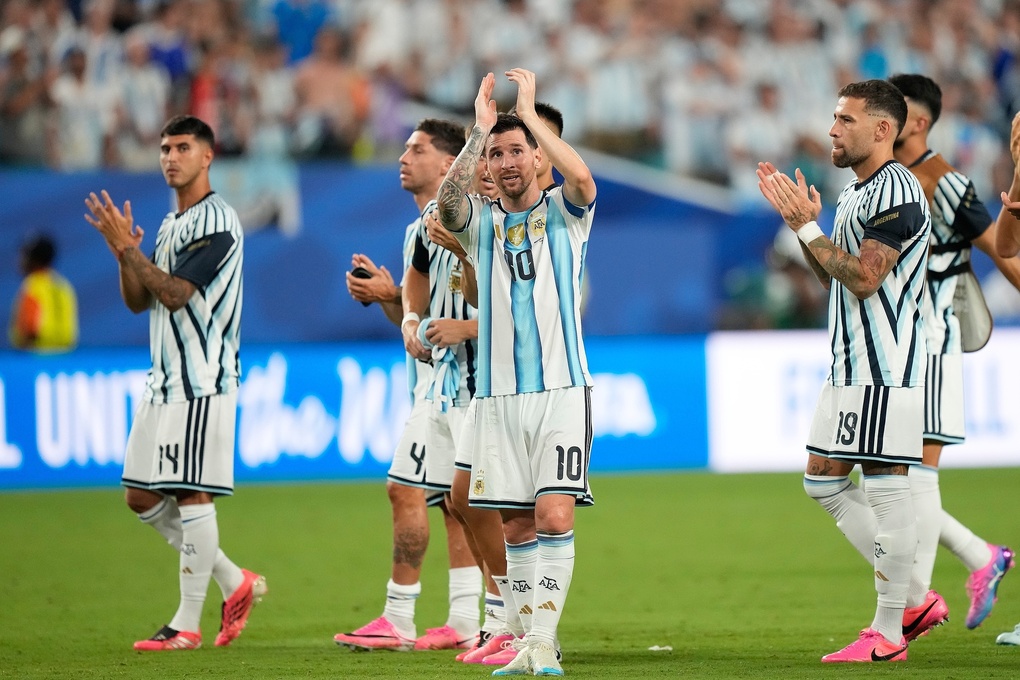 Lionel Messi (giữa) mừng chiến thắng cùng các đồng đội, sau trận gặp Cape Verde ở vòng 1/16 World Cup 2026 trên sân Hard Rock, Miami Gardens, bang Florida, ngày 3/7. Ảnh: AP