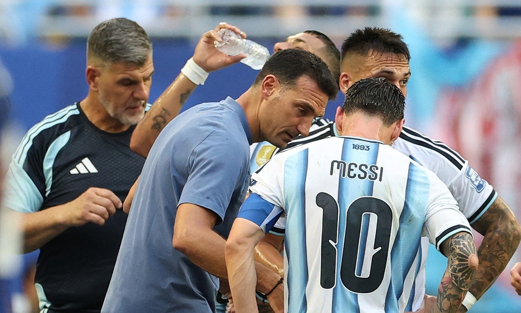 Lionel Scaloni chỉ đạo các cầu thủ Argentina trong trận gặp Cape Verde ở vòng 1/16 World Cup 2026 trên sân Miami, bang Florida, Mỹ ngày 3/7. Ảnh: AP