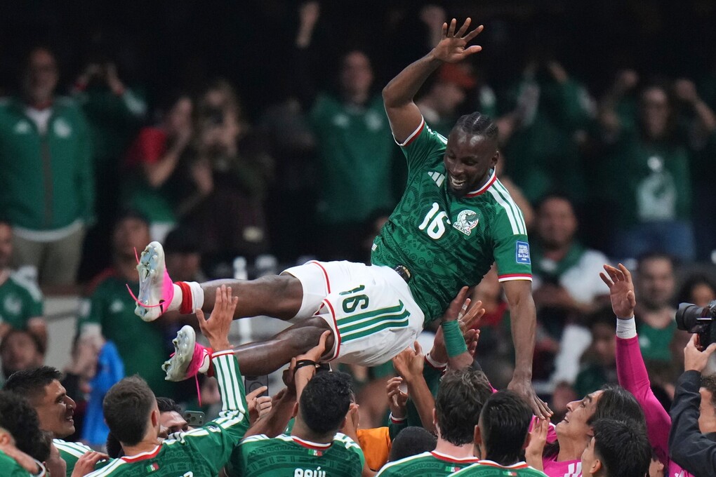 Julian Quinones được đồng đội tung hô sau Mexico thắng Ecuador 2-0 ở vòng 1/16 World Cup 2026 trên sân Azteca, Mexico City, Mexico ngày 30/6/2026. Ảnh: AP