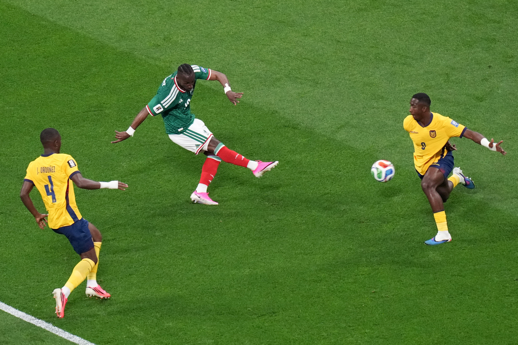 Julian Quinones (16) ghi bàn mở tỷ số cho Mexico trước Willian Pacho (6) của Ecuador ở trận vòng 1/16 World Cup 2026 tại Mexico City. Ảnh: AP